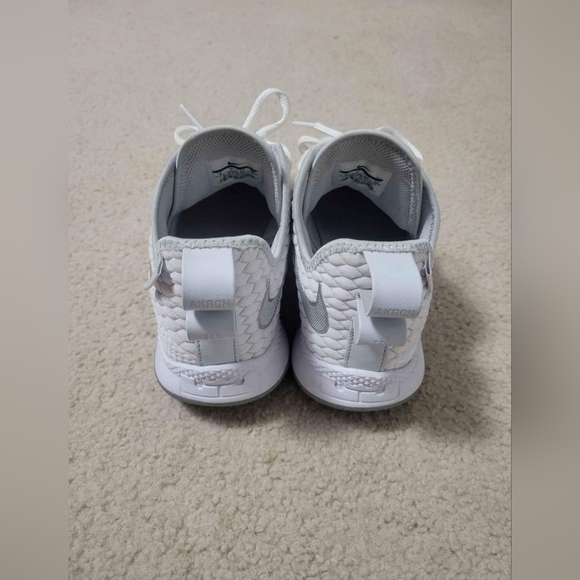 LeBron Witness 3 Shoes - Picture 3 of 4